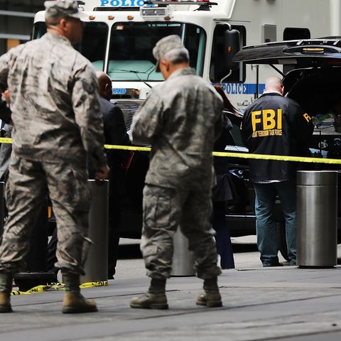Die Einsatzkräfte vor dem Time Warner Gebäude, nachdem dort ein Sprengsatz gefunden wurde