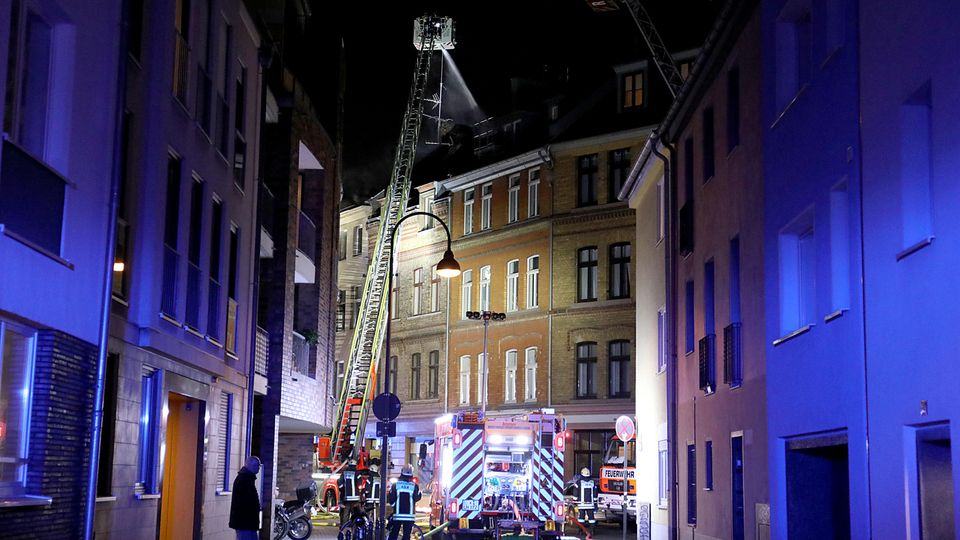 Feuerwehrleute löschen den Wohnungsbrand in der Kölner Südstadt