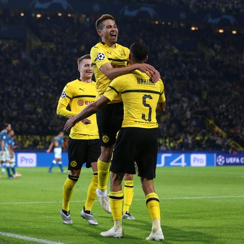 Raphael Guerreiro feiert das zweite Tor für Borussia Dortmund im Spiel gegen Atletico Madrid 