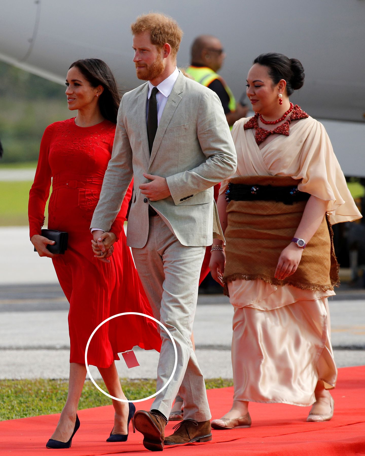 Deutlich sichtbar baumelt am Saum von Meghans Kleid noch das Etikett des Herstellers