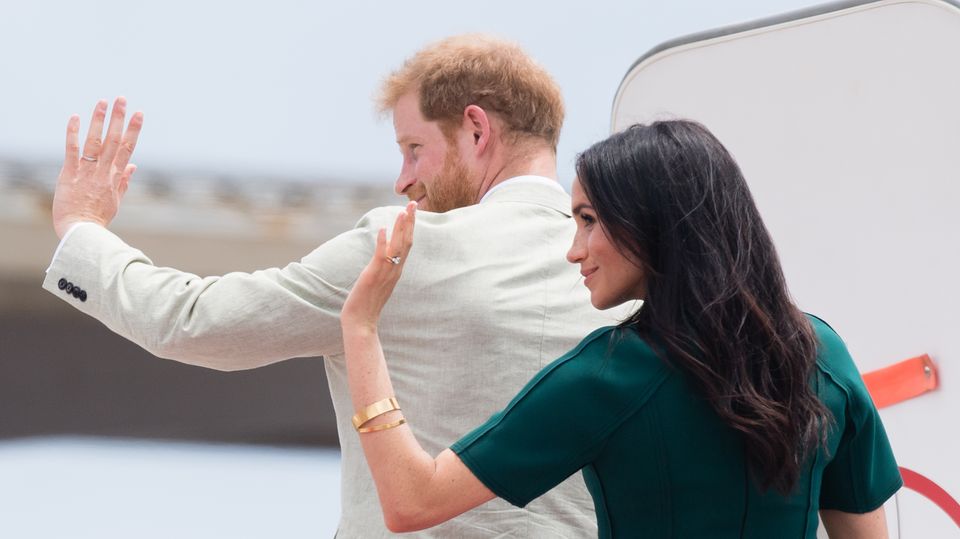 Besuch auf Tonga: Im grünen Kleid bestieg Meghan den Flieger Im grünen Kleid bestieg Meghan den Flieger