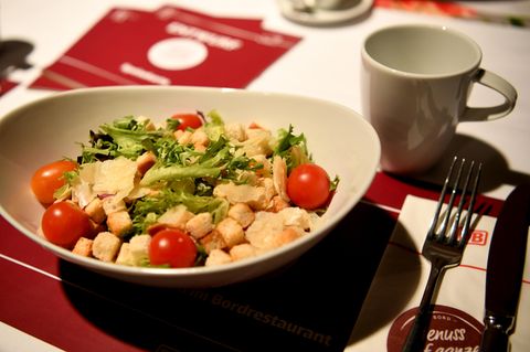 Gastronomie-Angebot bei der Vorstellung der Deutschen Bahn von neuen Produkten 