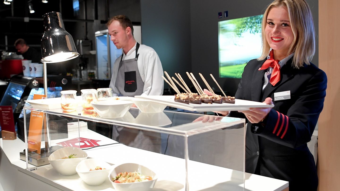 Eine Mitarbeiterin zeigt das neue "gastronomische Angebot" bei der Vorstellung der Deutschen Bahn von neuen Produkten in Berlin
