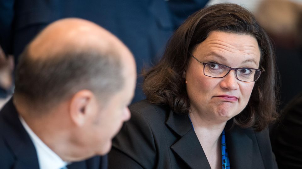 Andrea Nahles (r), Parteivorsitzende, und Bundesfinanzminister Olaf Scholz sind mit der SPD im freien Fall