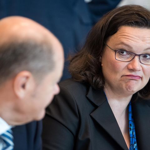 Andrea Nahles (r), Parteivorsitzende, und Bundesfinanzminister Olaf Scholz sind mit der SPD im freien Fall