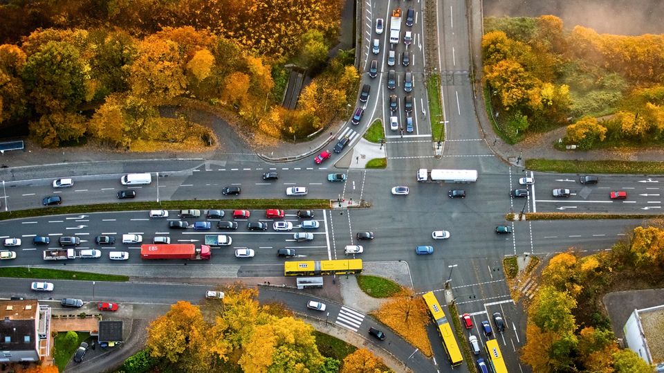 Mobilität: Nach Feierabend bewegt sich der Strom der Pendler über die Wuppertaler Straße (im Bild horizontal) aus Essen heraus ins südliche Ruhrgebiet Nach Feierabend bewegt sich der Strom der Pendler über die Wuppertaler Straße (im Bild horizontal) aus Essen heraus ins südliche Ruhrgebiet