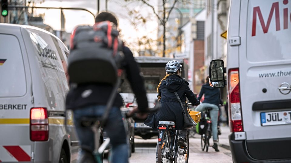 Mobilität: Auf der Venloer Straße in Köln zwingt ein falsch parkender Lieferwagen Radfahrer zu riskanten Ausweichmanövern Auf der Venloer Straße in Köln zwingt ein falsch parkender Lieferwagen Radfahrer zu riskanten Ausweichmanövern