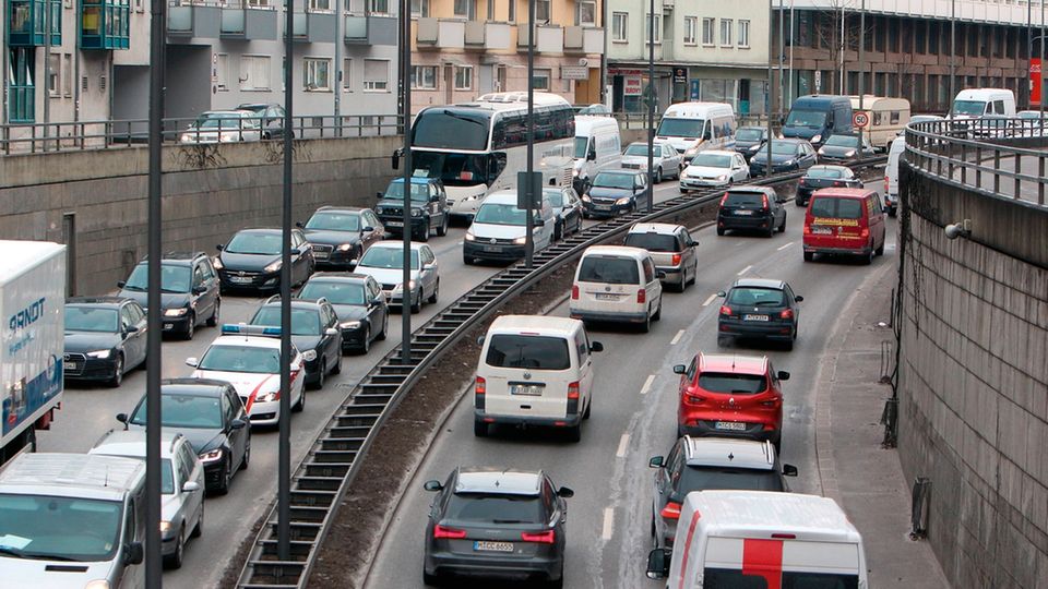 Mobilität: Kommunen hoffen, künftig Staus wie diesen hier am Mittleren Ring in München durch intelligente Leitsysteme vermeiden zu können Kommunen hoffen, künftig Staus wie diesen hier am Mittleren Ring in München durch intelligente Leitsysteme vermeiden zu können
