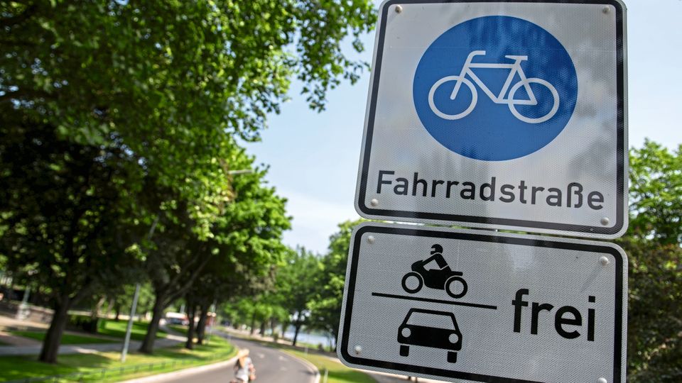 Mobilität: Die Fahrradstraße an der Hamburger Außenalster darf von Motorrädern und Autos mitgenutzt werden Die Fahrradstraße an der Hamburger Außenalster darf von Motorrädern und Autos mitgenutzt werden
