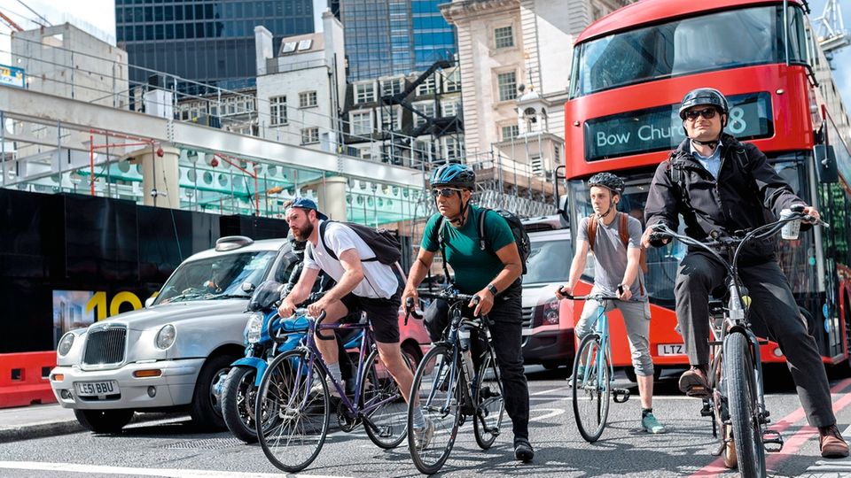Mobilität: Die Fahrer älterer Autos müssen zusätzlich zur Maut 10 Pfund Gebühren zahlen, wenn sie in die City wollen. Ein Ansporn für den Umstieg aufs Rad. Die Fahrer älterer Autos müssen zusätzlich zur Maut 10 Pfund Gebühren zahlen, wenn sie in die City wollen. Ein Ansporn für den Umstieg aufs Rad.