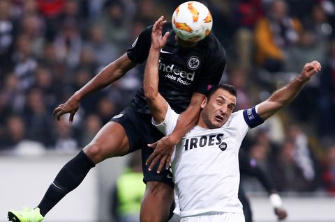 Frankfurts Sébastien Haller setzt sich gegen Limassols Georgios Vasiliou durch und macht das zweite Tor für die Eintracht