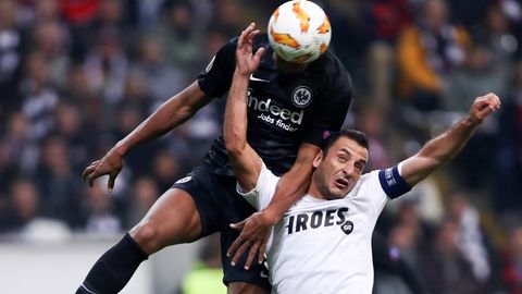 Frankfurts Sébastien Haller setzt sich gegen Limassols Georgios Vasiliou durch und macht das zweite Tor für die Eintracht