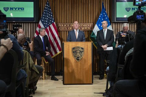 New Yorks Bürgermeister Bill de Blasio, Polizei-Chef James ONeill und der stellvertretende FBI-Direktor William Sweeney (v. l.) bei einer Pressekonferenz in New York 