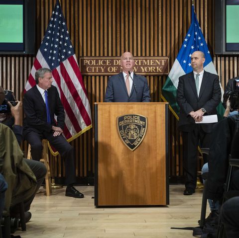 New Yorks Bürgermeister Bill de Blasio, Polizei-Chef James ONeill und der stellvertretende FBI-Direktor William Sweeney (v. l.) bei einer Pressekonferenz in New York 
