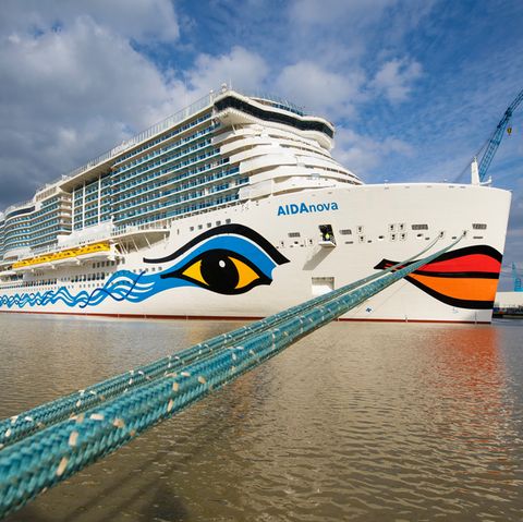 Der Neubau "Aida Nova" kurz vor der Überführungsfahrt auf der Ems von Papenburg nach Eemshaven