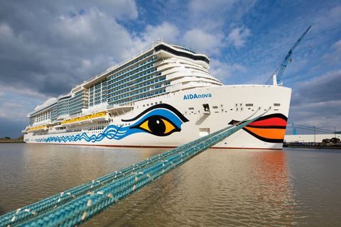 Der Neubau "Aida Nova" kurz vor der Überführungsfahrt auf der Ems von Papenburg nach Eemshaven