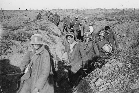 Das Ende: In der Kraterlandschaft von Vauxaillon ergeben sich die deutschen Soldaten.