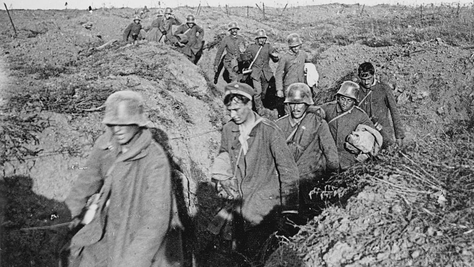Das Ende: In der Kraterlandschaft von Vauxaillon ergeben sich die deutschen Soldaten.