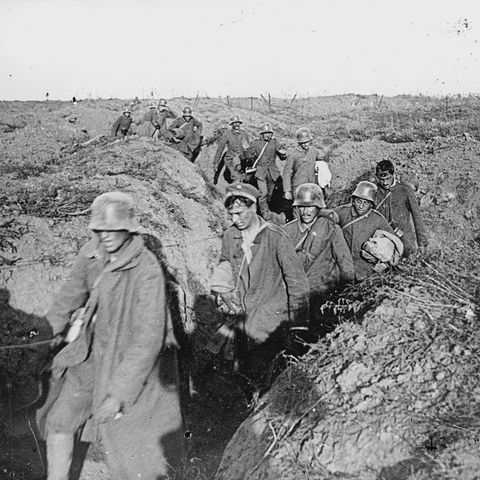 Das Ende: In der Kraterlandschaft von Vauxaillon ergeben sich die deutschen Soldaten.