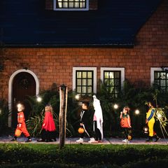 Verkleidete Kinder ziehen an Halloween durch die Straße