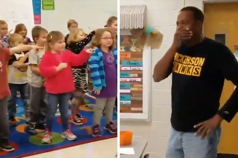 Kindergartengruppe singt in Gebärdensprache