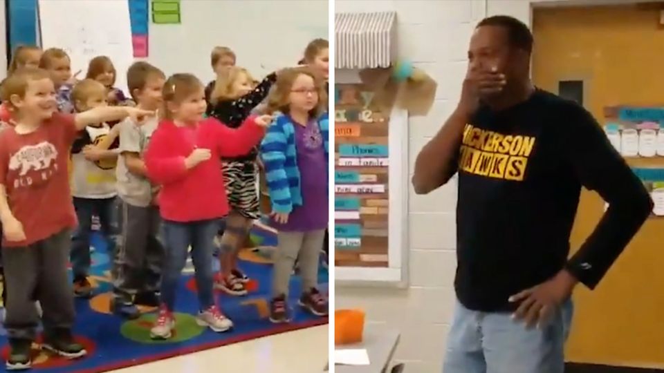 Kindergartengruppe singt in Gebärdensprache