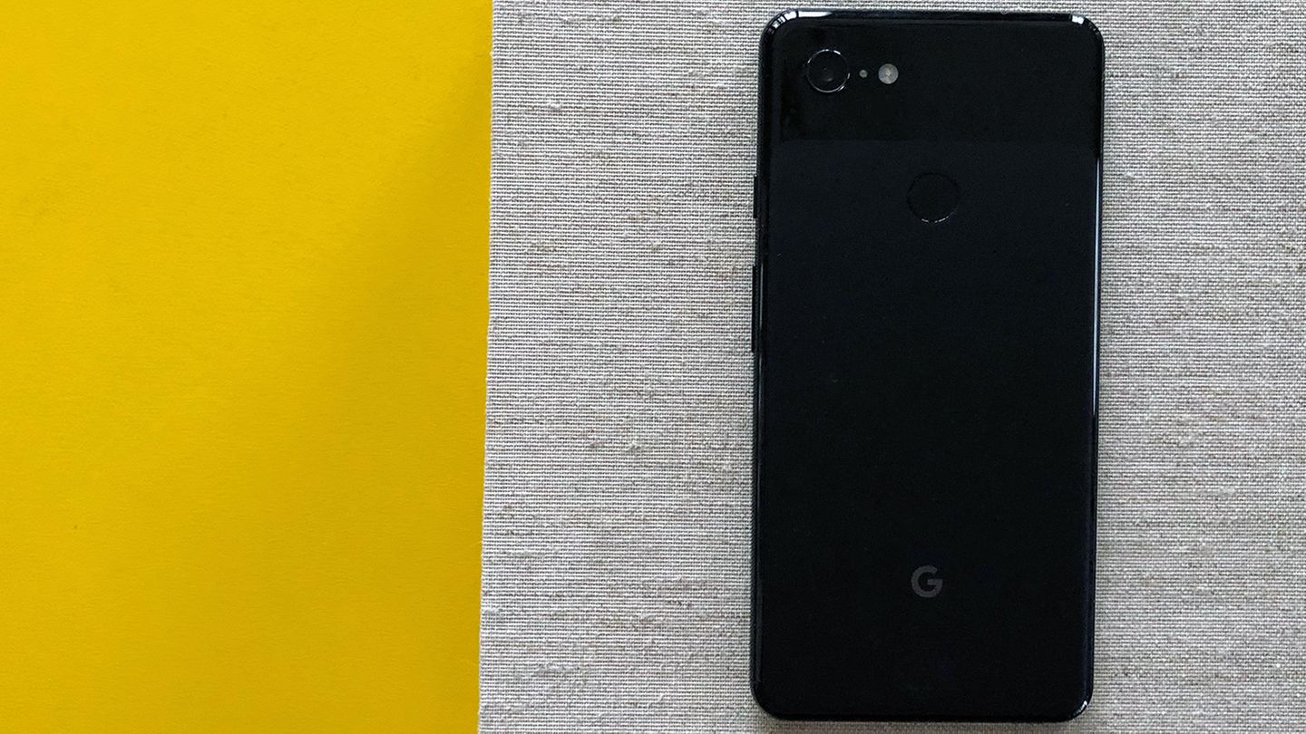 Anders als das iPhone bringt das Google Pixel 3 XL immer noch einen Fingerabdruck-Sensor mit, allerdings auf der Rückseite