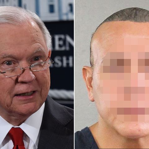 US-Justizminister Jeff Sessions (l.)  informiert über den festgenommenen Verdächtigen Cesar S. im Fall der Briefbombenserie