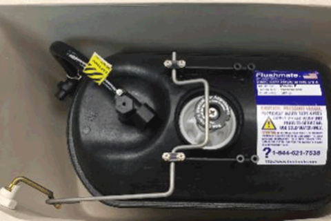 Der Hochdruck-Tank des Flushmate II 501-B presst das Wasser mit starker Kraft in die Toiletten-Schüssel