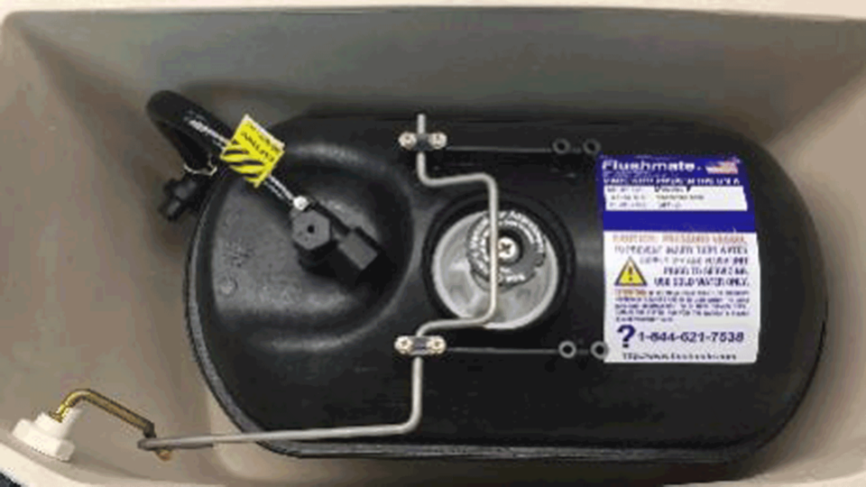 23 Verletzte: Der Hochdruck-Tank des Flushmate II 501-B presst das Wasser mit starker Kraft in die Toiletten-Schüssel Der Hochdruck-Tank des Flushmate II 501-B presst das Wasser mit starker Kraft in die Toiletten-Schüssel