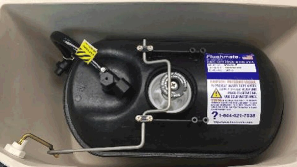 23 Verletzte: Der Hochdruck-Tank des Flushmate II 501-B presst das Wasser mit starker Kraft in die Toiletten-Schüssel Der Hochdruck-Tank des Flushmate II 501-B presst das Wasser mit starker Kraft in die Toiletten-Schüssel