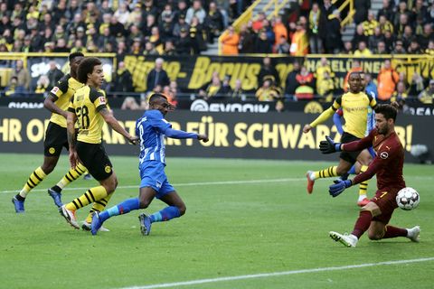 Kalou schießt das 1:1 für Hertha BSC beim BVB