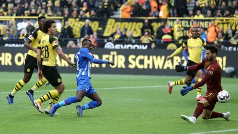 Kalou schießt das 1:1 für Hertha BSC beim BVB
