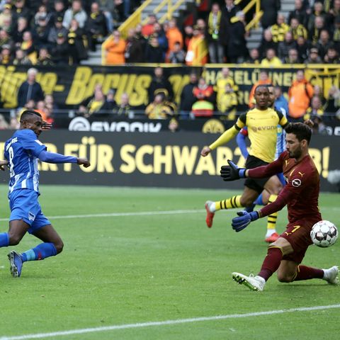 Kalou schießt das 1:1 für Hertha BSC beim BVB
