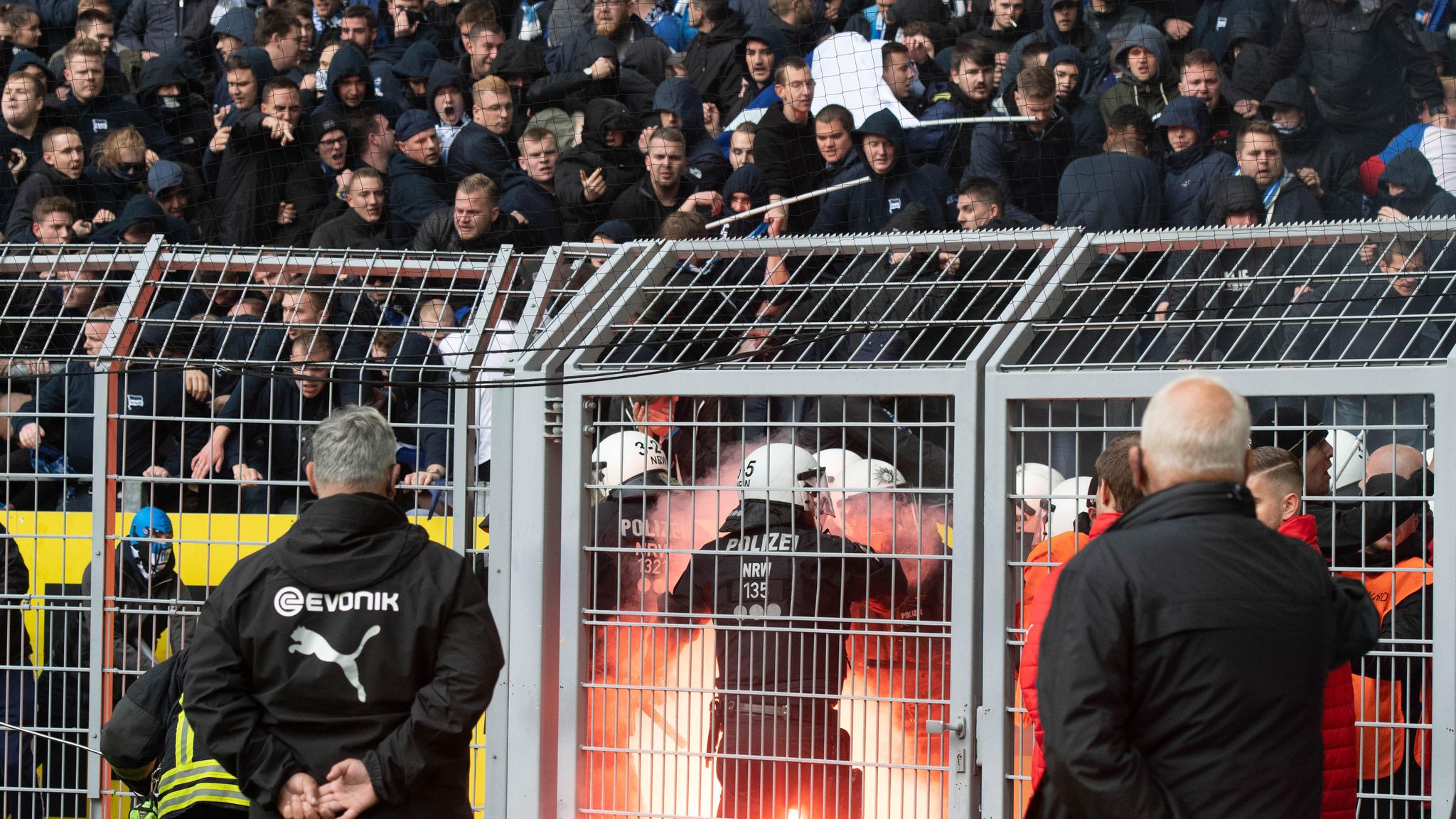 BVB-Spiel 100 Hertha-Ultras attackieren Dortmunder Polizei mit Stangen STERN.de