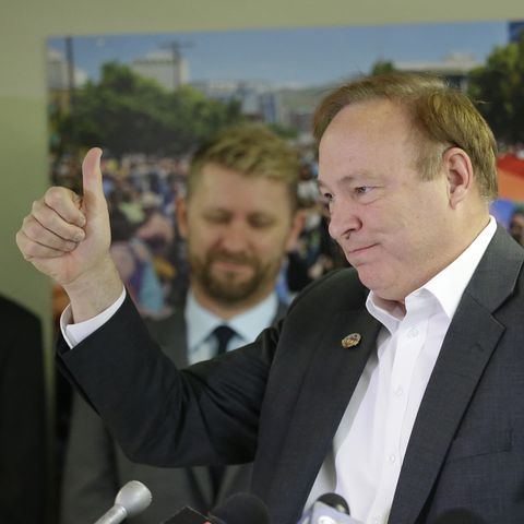 Senator Jim Dabakis probiert Marihuana