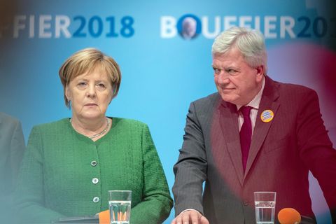 Bundeskanzlerin Angela Merkel (CDU) und Hessens Ministerpräsidenten Volker Bouffier (CDU)