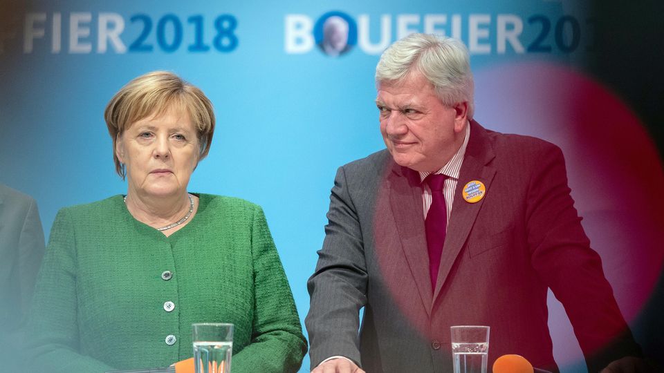 Bundeskanzlerin Angela Merkel (CDU) und Hessens Ministerpräsidenten Volker Bouffier (CDU)