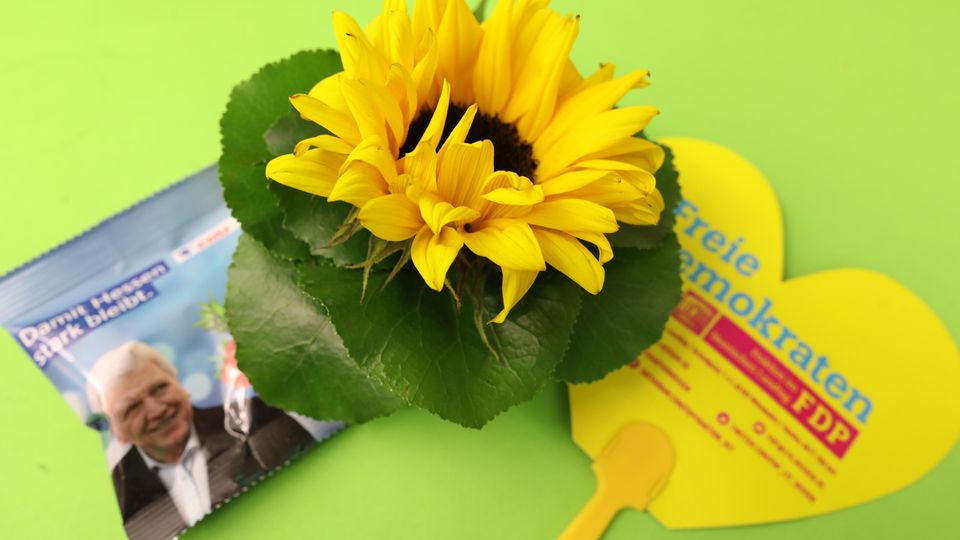 Eine Bonbontüte der CDU, eine Sonnenblume der Grünen und ein Herz der FDP