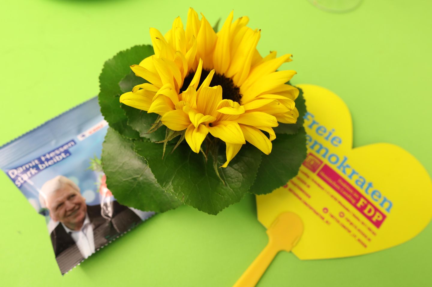 Eine Bonbontüte der CDU, eine Sonnenblume der Grünen und ein Herz der FDP