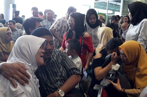 Nach dem Flugzeugabsturz in Indonesien brechen Angehörige in Tränen aus