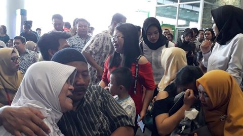 Nach dem Flugzeugabsturz in Indonesien brechen Angehörige in Tränen aus