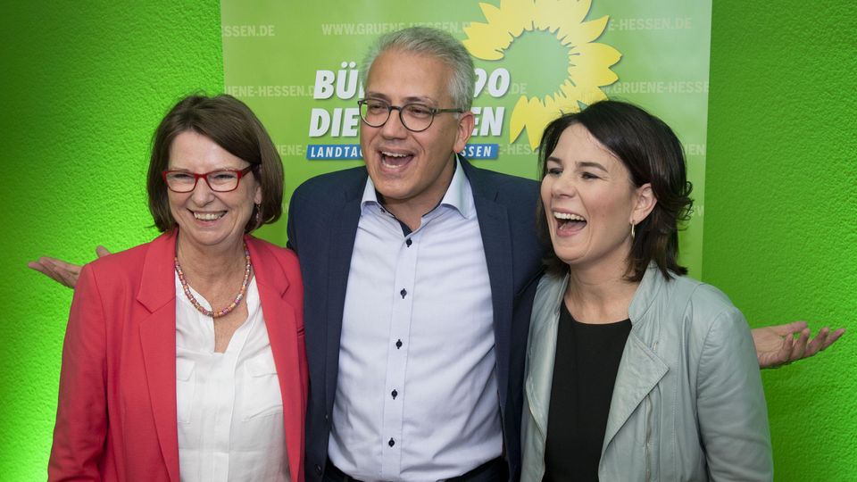 Hessenwahl-Ticker: Der Poker beginnt: Grüne halten sich alle Optionen offen Grüner Spitzenkandiat Tarek Al-Wazir mit Parteikollegin Priska Hinz und Parteichefin Annalena Baerbock nach der Hessenwahl