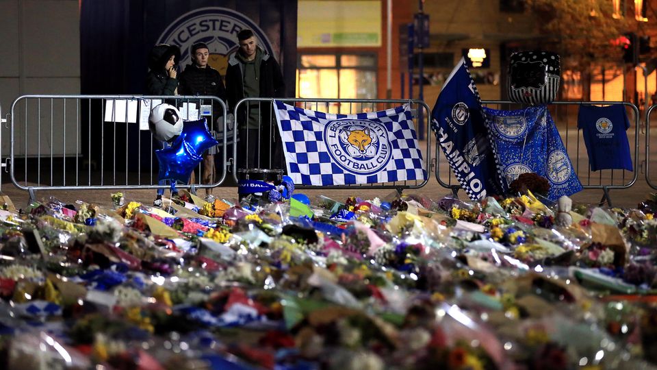 Am Stadion von Leicester City haben zahlreiche Trauernde Blumen niedergelegt