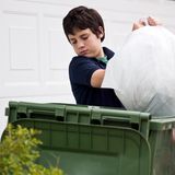 Kleine Pflichten, große Wirkung  Kleine Pflichten helfen, einen Sinn für Verantwortung in einer Gemeinschaft zu entwickeln. Das muss nichts Großes sein: Zum Beispiel die Spülmaschine auszuräumen, den Kaninchenstall sauberzumachen, den Müll rauszugbringen oder das eigene Zimmer auszuräumen. Kleine Dinge, die jedoch enorm dazu beitragen, aus Kindern starke Persönlichkeiten zu machen. 