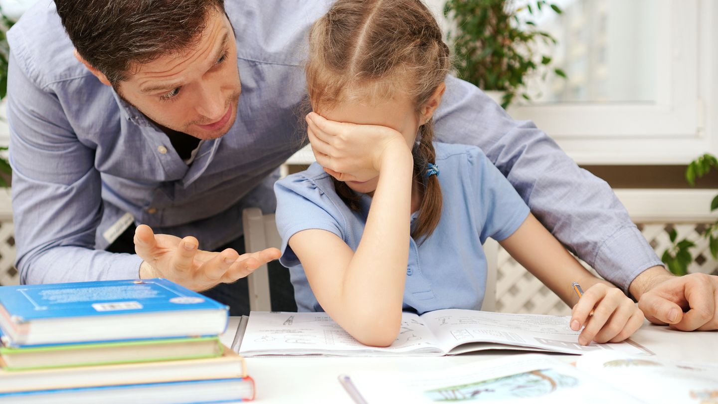 Klare Ansagen: Die guten Seiten sehen und loben Kaum auf der Welt empfinden viele Eltern eine Art Konkurrenzdruck. Sie schauen in der Kita neidisch auf andere Kinder, die schon ganze Sätze sprechen können und in der Grundschule auf jene, die in Mathe ganz weit vorn sind. Ab der achten Klasse geht es los mit: "Mein Kind reitet, spielt Klavier und ist in der Hockey-Auswahl". Machen Sie aus ihrem Kind kein Projekt. Angebote sollten Eltern machen, aber den Rest muss das Kind allein wollen. Loben Sie ihr Kind für gutes Verhalten und Leistungen, dass bestärkt die Kleinen viel mehr, als wenn Sie fortwährend Schwachstellen tadeln. Leider fällt im Alltag schlechtes Verhalten mehr auf als die guten Seiten. Eltern sollten hier wachsam sein. Auch wenn Sie selbst ehrgeizig sind: Bemühen Sie sich, nicht zu viel Druck auszuüben. Es gibt so viele unglückliche Erwachsene, die das Leben ihrer Eltern führen und nicht ihr eigenes. Die guten Seiten sehen und loben Kaum auf der Welt empfinden viele Eltern eine Art Konkurrenzdruck. Sie schauen in der Kita neidisch auf andere Kinder, die schon ganze Sätze sprechen können und in der Grundschule auf jene, die in Mathe ganz weit vorn sind. Ab der achten Klasse geht es los mit: "Mein Kind reitet, spielt Klavier und ist in der Hockey-Auswahl". Machen Sie aus ihrem Kind kein Projekt. Angebote sollten Eltern machen, aber den Rest muss das Kind allein wollen. Loben Sie ihr Kind für gutes Verhalten und Leistungen, dass bestärkt die Kleinen viel mehr, als wenn Sie fortwährend Schwachstellen tadeln. Leider fällt im Alltag schlechtes Verhalten mehr auf als die guten Seiten. Eltern sollten hier wachsam sein. Auch wenn Sie selbst ehrgeizig sind: Bemühen Sie sich, nicht zu viel Druck auszuüben. Es gibt so viele unglückliche Erwachsene, die das Leben ihrer Eltern führen und nicht ihr eigenes.