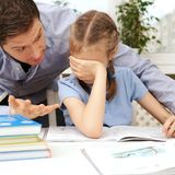 Die guten Seiten sehen und loben  Kaum auf der Welt empfinden viele Eltern eine Art Konkurrenzdruck. Sie schauen in der Kita neidisch auf andere Kinder, die schon ganze Sätze sprechen können und in der Grundschule auf jene, die in Mathe ganz weit vorn sind. Ab der achten Klasse geht es los mit: "Mein Kind reitet, spielt Klavier und ist in der Hockey-Auswahl".  Machen Sie aus ihrem Kind kein Projekt. Angebote sollten Eltern machen, aber den Rest muss das Kind allein wollen. Loben Sie ihr Kind für gutes Verhalten und Leistungen, dass bestärkt die Kleinen viel mehr, als wenn Sie fortwährend Schwachstellen tadeln. Leider fällt im Alltag schlechtes Verhalten mehr auf als die guten Seiten. Eltern sollten hier wachsam sein. Auch wenn Sie selbst ehrgeizig sind: Bemühen Sie sich, nicht zu viel Druck auszuüben. Es gibt so viele unglückliche Erwachsene, die das Leben ihrer Eltern führen und nicht ihr eigenes.