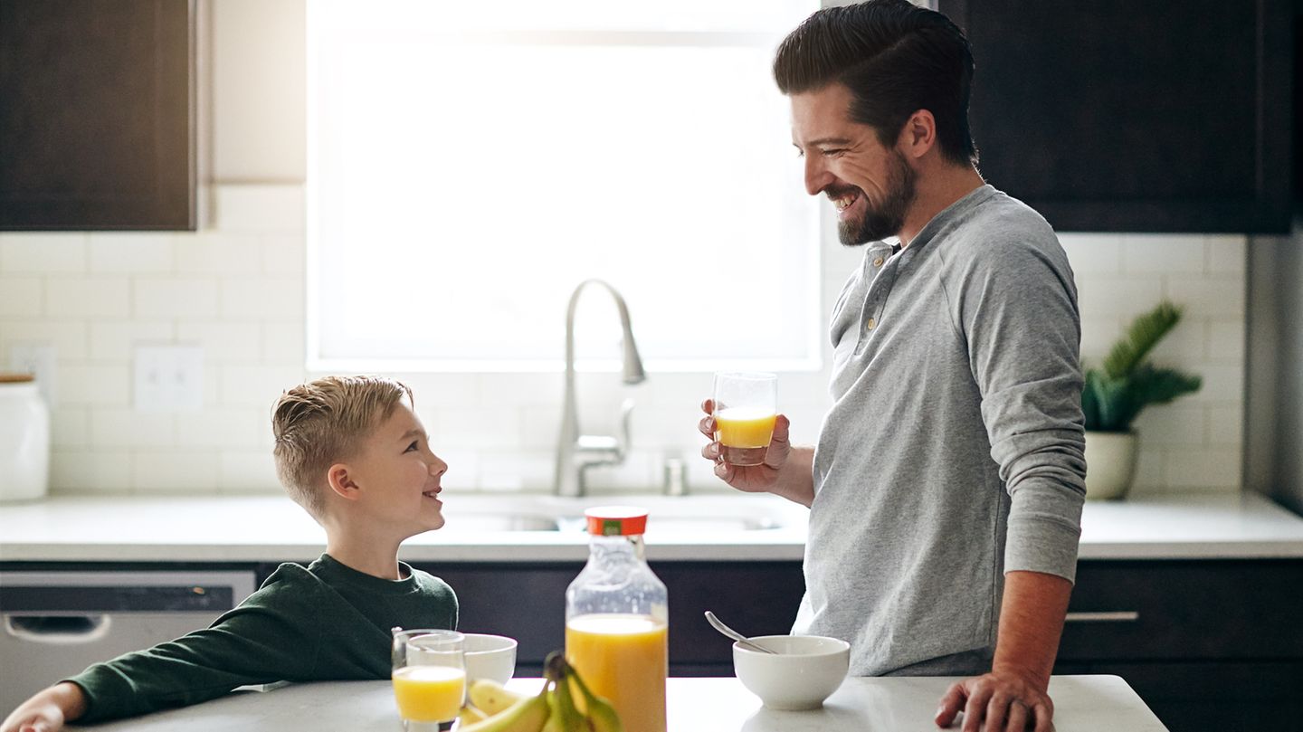 Klare Ansagen: Nehmen Sie Ihre Kinder ernst Klare Ansagen für Kinder sind gut, doch solche mit Vorlauf und Begründung noch besser. Auch Kinder freuen sich, wenn sie wie Erwachsene behandelt und in die Planung mit einbezogen werden. Wie sieht das Programm für das Wochenende aus, wann stehen welche Arzttermine an, wann geht es zu Oma und Opa? Rechtzeitig Bescheid zu geben ist auch eine Form von Respekt. Wer damit früh beginnt, wird in der Pubertät möglicherweise die Früchte ernten. "Ihr sagt mir ja hier nie irgendwas!", ist sozusagen das Standardgeschoss in der Teenager-Munitionskiste. Nehmen Sie Ihre Kinder ernst Klare Ansagen für Kinder sind gut, doch solche mit Vorlauf und Begründung noch besser. Auch Kinder freuen sich, wenn sie wie Erwachsene behandelt und in die Planung mit einbezogen werden. Wie sieht das Programm für das Wochenende aus, wann stehen welche Arzttermine an, wann geht es zu Oma und Opa? Rechtzeitig Bescheid zu geben ist auch eine Form von Respekt. Wer damit früh beginnt, wird in der Pubertät möglicherweise die Früchte ernten. "Ihr sagt mir ja hier nie irgendwas!", ist sozusagen das Standardgeschoss in der Teenager-Munitionskiste.