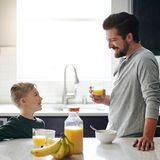 Nehmen Sie Ihre Kinder ernst  Klare Ansagen für Kinder sind gut, doch solche mit Vorlauf und Begründung noch besser. Auch Kinder freuen sich, wenn sie wie Erwachsene behandelt und in die Planung mit einbezogen werden. Wie sieht das Programm für das Wochenende aus, wann stehen welche Arzttermine an,  wann geht es zu Oma und Opa? Rechtzeitig Bescheid zu geben ist auch eine Form von Respekt.  Wer damit früh beginnt, wird in der Pubertät möglicherweise die Früchte ernten. "Ihr sagt mir ja hier nie irgendwas!", ist sozusagen das Standardgeschoss in der Teenager-Munitionskiste. 