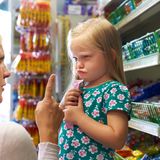 Regeln aufstellen und durchhalten!  Regeln sind wichtig, sonst funktioniert unser Zusammenleben nicht. Und je eher ein Kind dieses System versteht, desto besser. Das soll nicht bedrohlich klingen. Kinder selbst wünschen sich klare Ansagen, an denen sie sich orientieren können. Genau dafür sind Eltern da. Setzen Sie die Leitplanken für den Lebensweg Ihrer Kinder.  Der Haken dabei: Ihnen als Eltern muss glasklar sein, welche Werte Ihnen wichtig sind und welche Sie vermitteln wollen. Haben Sie das für sich herausgefunden, müssen sie diese Werte vorleben und die Regeln auch durchhalten! Nichts ist nerviger, als eigentlich Grundsätzliches, jedes Mal neu auszuhandeln. Daher erleichtern Rituale die Erziehung enorm und prägen die Kinder für den Rest ihres Lebens. Ab dem 12. Lebensjahr ist es für Regeln zu spät. Chance verpasst.